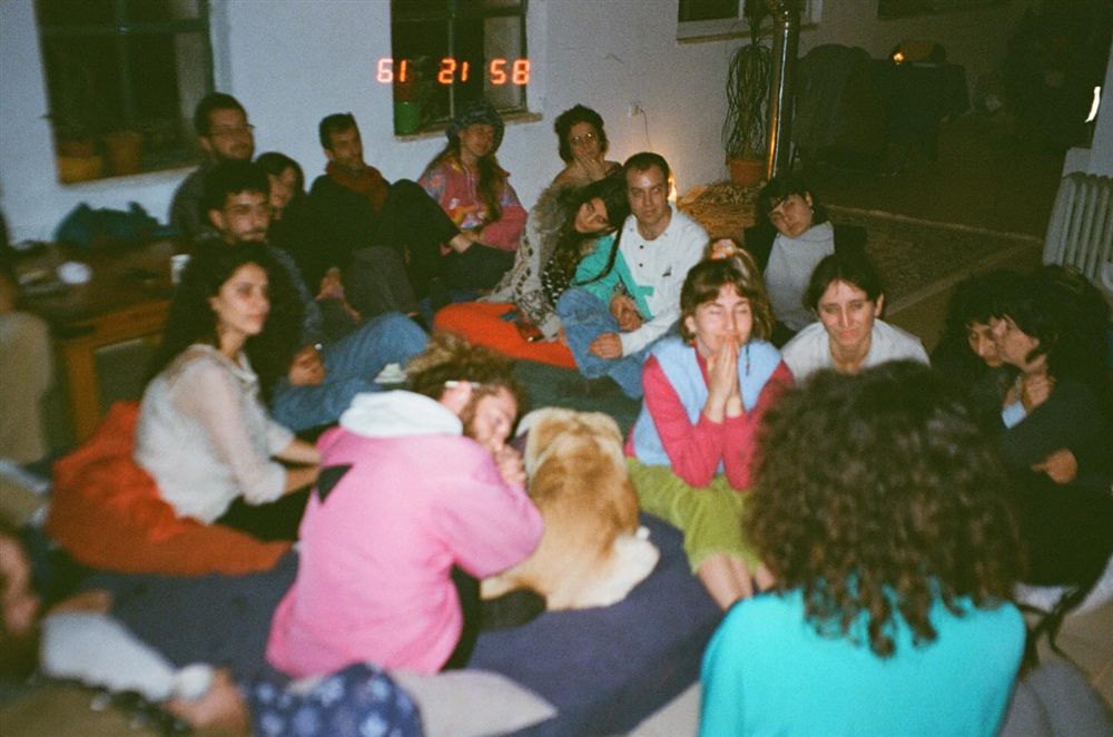 סלון מלא חברים בערב חנוכה, צילום פילם